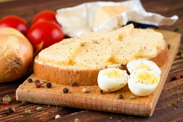 Quail eggs and bread with butter and cheese — Stock Photo, Image