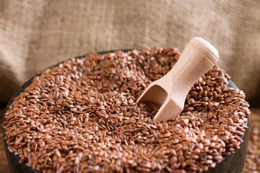 Tahta kaşık keten tohumu yığını içinde