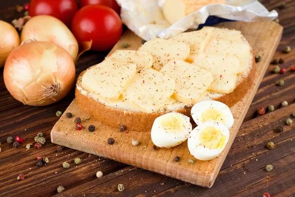 Bread with butter and slices of romadur cheese and eggs — Stock Photo, Image