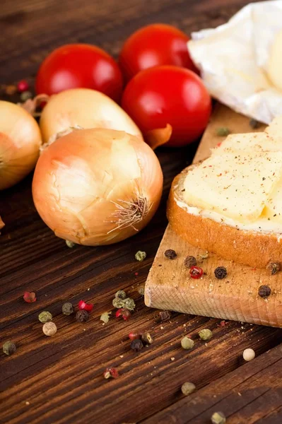 Color pimienta alrededor de verduras y pan con queso romadur —  Fotos de Stock
