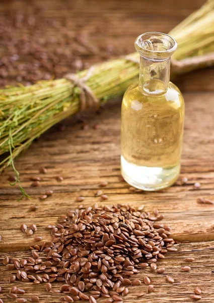 Keten tohumu flaxoil ile kase önünde yığını