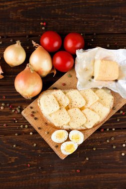 Tereyağlı ekmek kısmı aromatik peynir ile