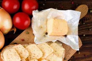 Doğrama kurulu üzerinde açmak aromatik romadur peynir