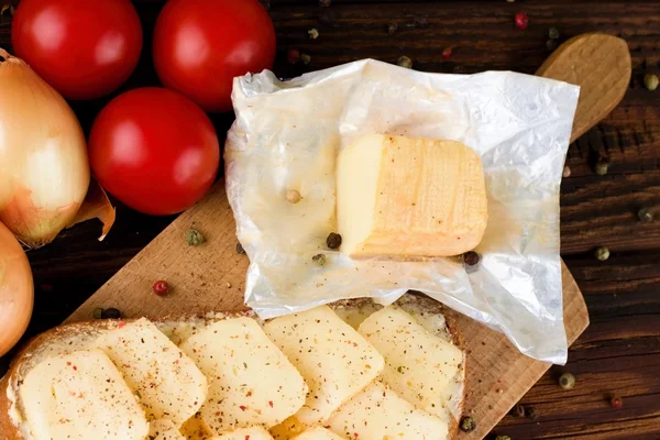 Doğrama kurulu üzerinde açmak aromatik romadur peynir
