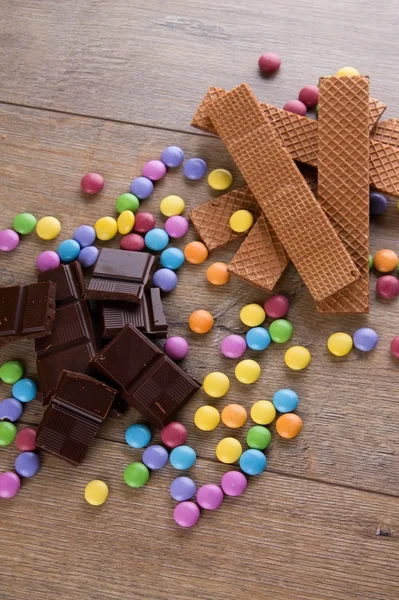 Inteligencia colorida entre chocolate y galletas —  Fotos de Stock