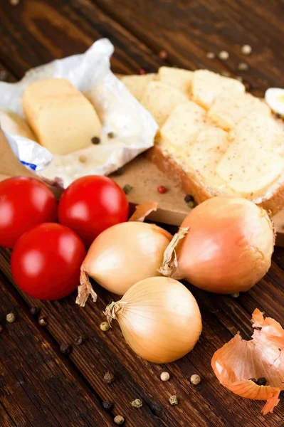 Cipolle e verdura con formaggio aromatico sul pane — Foto Stock