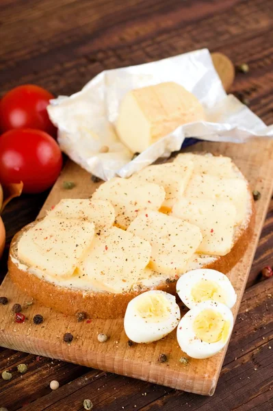 Slices of aromatic cheese on buttered bread — Stock Photo, Image