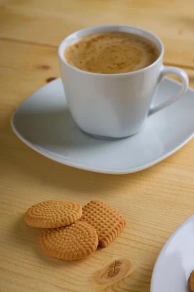 Drie citroen koekjes voor romige koffie — Stockfoto