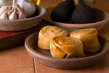 Üç adet haddelenmiş füme peynir