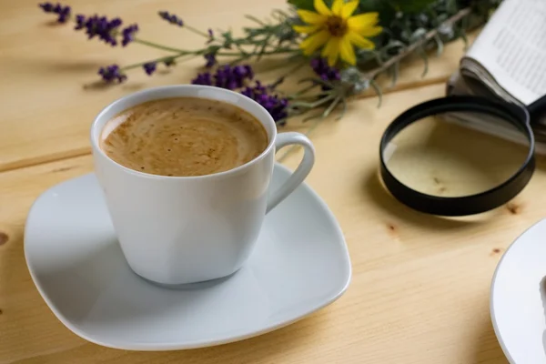 Mattina tazza di caffè sul tavolo di legno — Foto Stock