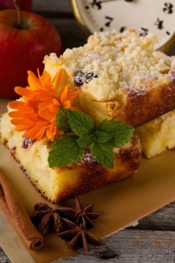 Elmalı turta tarçın ve yıldız anason ile