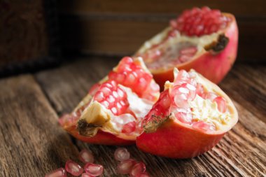 Tek nar masada üç bölüme ayrılmıştır