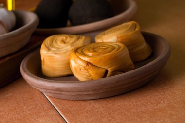 Üç adet kupa haddelenmiş peynir füme