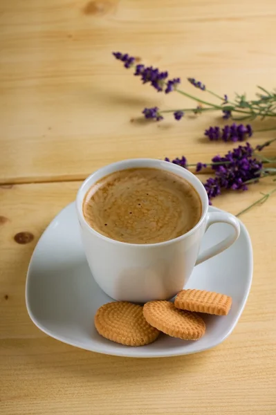 Vista dall'alto sulla tazza di caffè sul piattino bianco — Foto Stock