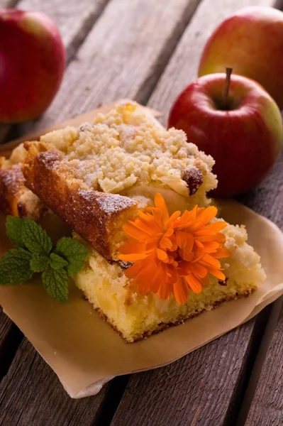 Porciones de pastel de manzana y flor de naranja — Foto de Stock