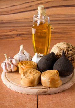 Yuvarlak ahşap plaka peyniri ve sebze ile