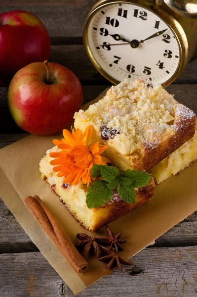 Applie pie with spice and few apples — Stock Photo, Image