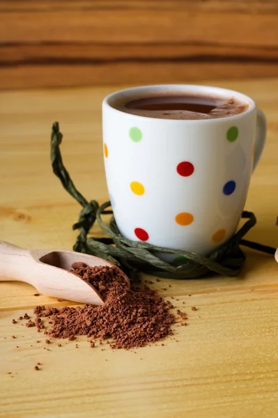 Cioccolata calda in polvere in cucchiaio di legno — Foto Stock