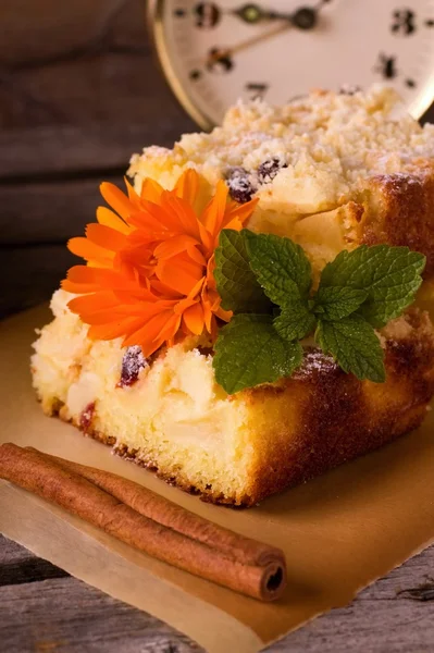 Detalle de tarta de manzana fresca con canela — Foto de Stock