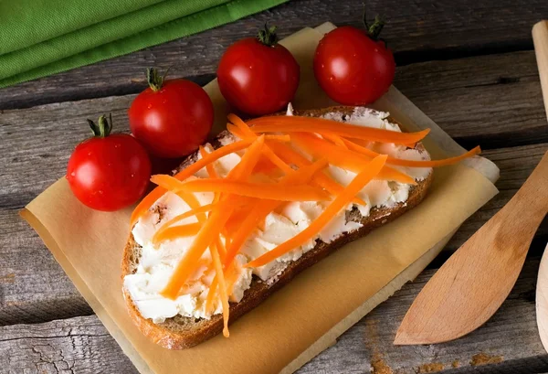 Fresh curd cheese on bread with carrot — Stock Photo, Image