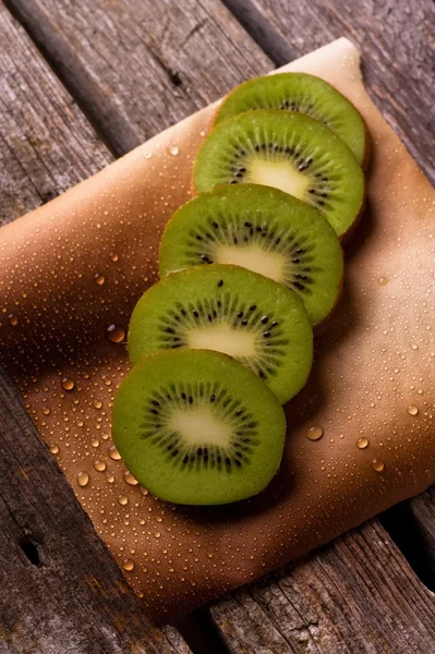 Câteva felii de kiwi pe piper cu picături — Fotografie, imagine de stoc