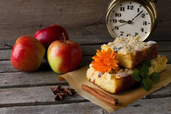 Three harvested apples and fresh cake — Stock Photo, Image