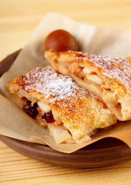 Due porzioni di strudel di mele su piatto di terra — Foto Stock