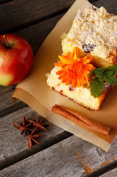 Вид сверху на яблочный пирог со специями — стоковое фото