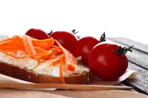 Bread with curd cheese and tomatoes on grey table — Stock Photo, Image