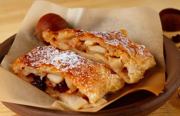 Strudel aux pommes fraîches avec une belle croûte — Photo