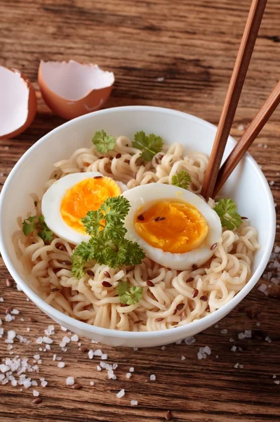 Fatias de ovo macio em sopa chinesa — Fotografia de Stock