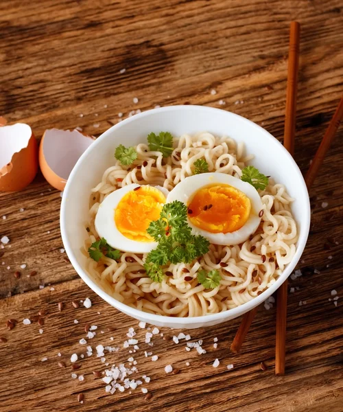 Blick von oben auf moderne Schüssel mit chinesischer Suppe — Stockfoto