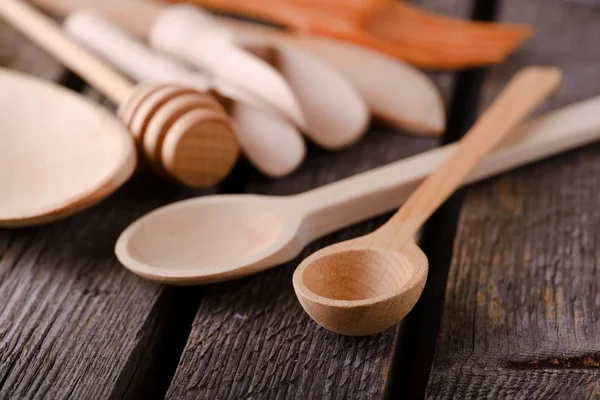 Dos cucharas de madera sobre tabla vieja — Foto de Stock