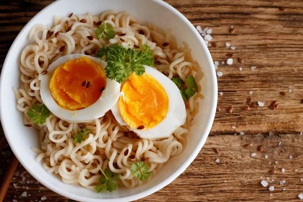 Китайский суп с яйцами и петрушкой — стоковое фото
