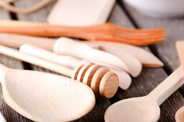 Honey spoon and other wooden dishware — Stock Photo, Image