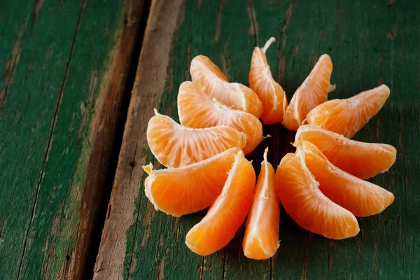 Orange mandarin delat i bitar — Stockfoto