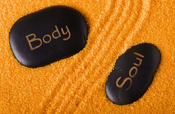 Siyah lav taşları sarı kum birkaç