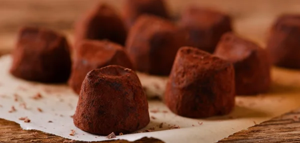 Diversi tartufi di cioccolato su pezzo di carta — Foto Stock