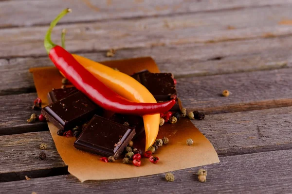 Chiles rojos y amarillos con chocolate negro —  Fotos de Stock