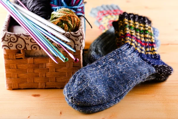 Calcetines de punto junto a dos cajas con otros accesorios — Foto de Stock