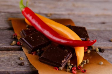 Çikolata ve biber tohumları ile kırmızı biber