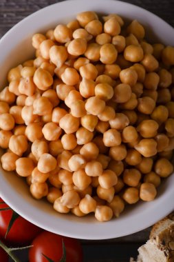 Kase nohut eski ahşap tahta üzerinde dolu