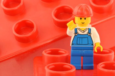 Editoryal illüstrasyon imajından işçi mesleği plastik lego minyatür oyuncağına genel olarak mavi.