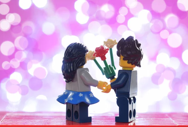 Lego Minifigures Pár Zamilovaný Květin Proti Světlu Editorial Ilustrativní Obraz Stock Fotografie