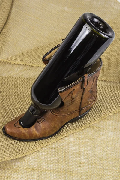 Bota de vaquero y botella de vino — Foto de Stock