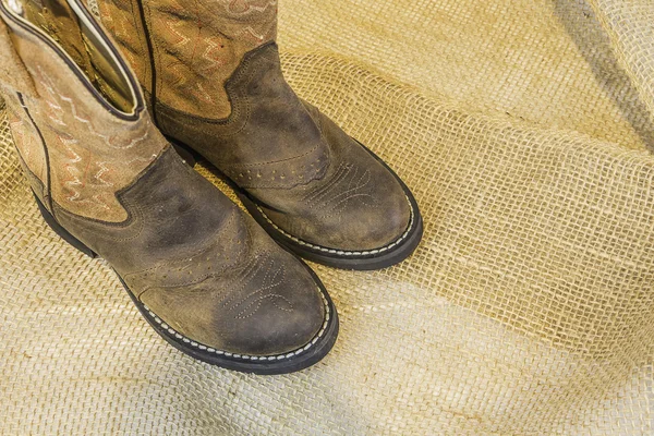 Kovboy çizmeleri çuval bezi üzerinde — Stok fotoğraf