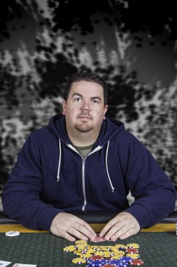 Pokerde bir masada oturan bir adam