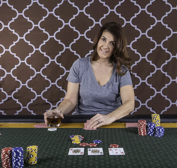 Kobieta, grając w pokera w tabeli — Zdjęcie stockowe