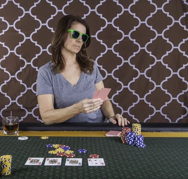 Een vrouw spelen van poker in een tabel — Stockfoto