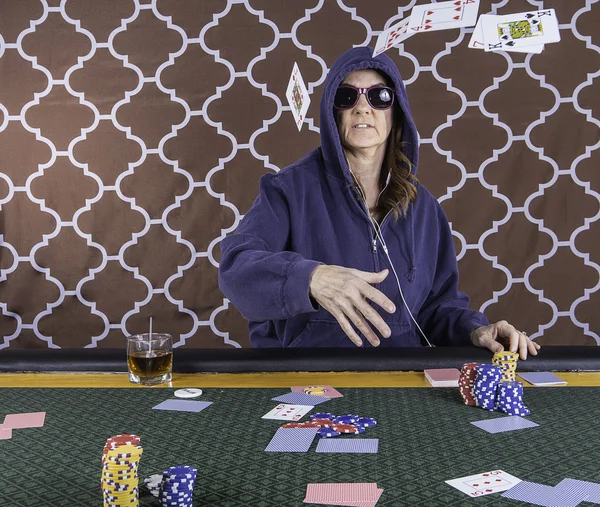 A woman playing poker at a table — Stock Photo, Image